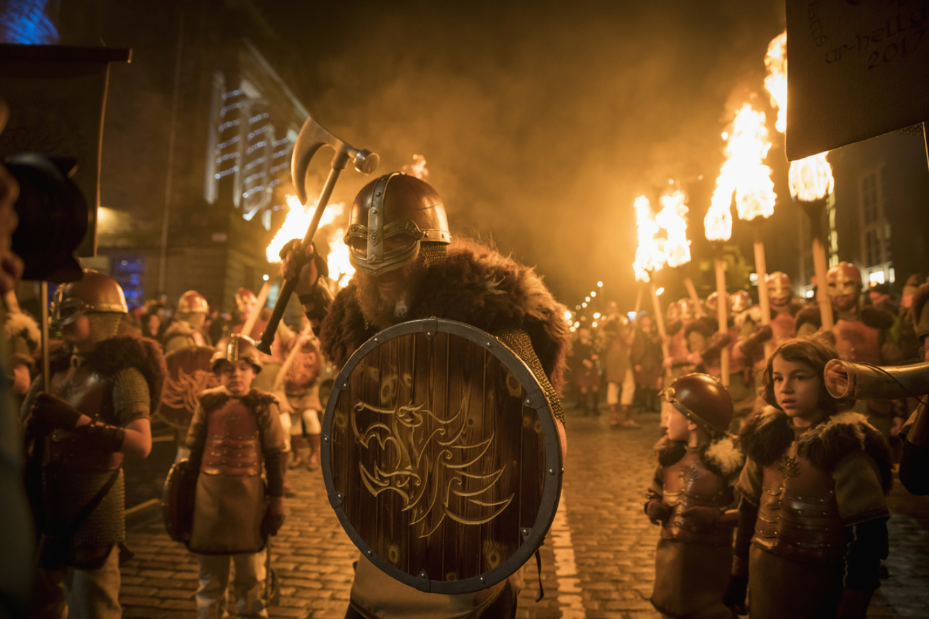 Scotland Rực Cháy Trong Đêm: Lễ Hội Lửa Viking Khiến Cả Bắc Âu Mê Mẩn