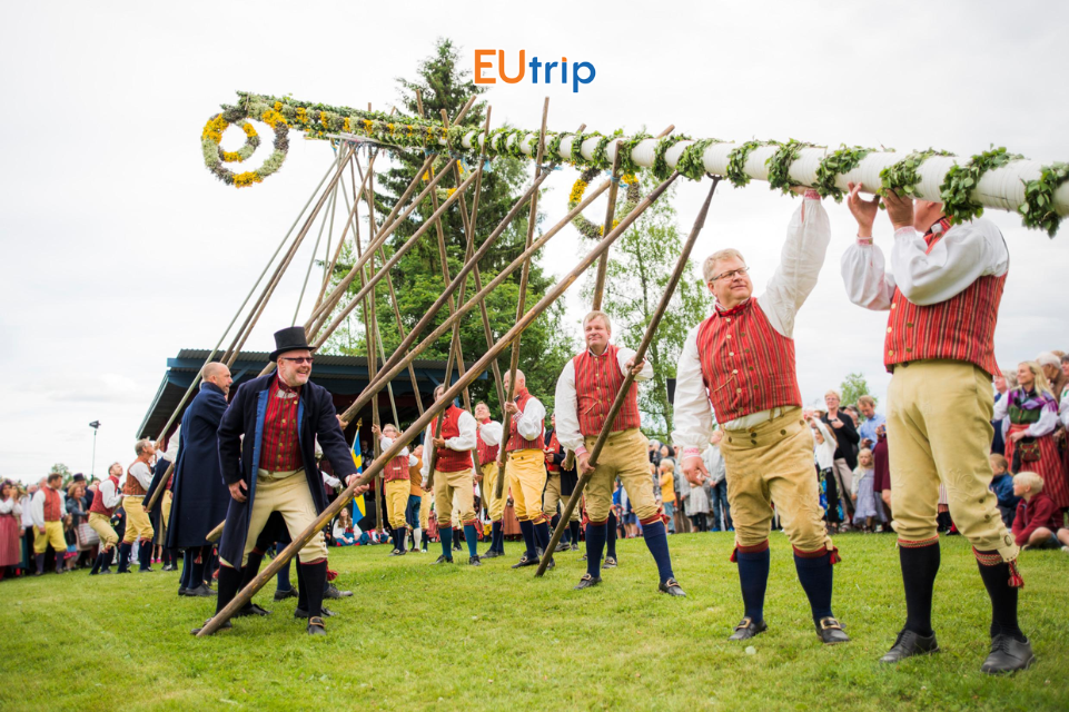 Dựng cột hoa Midsommarstång