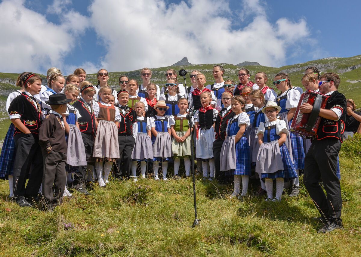 Người dân Thụy Sĩ trong trang phục truyền thống trình diễn Yodeling