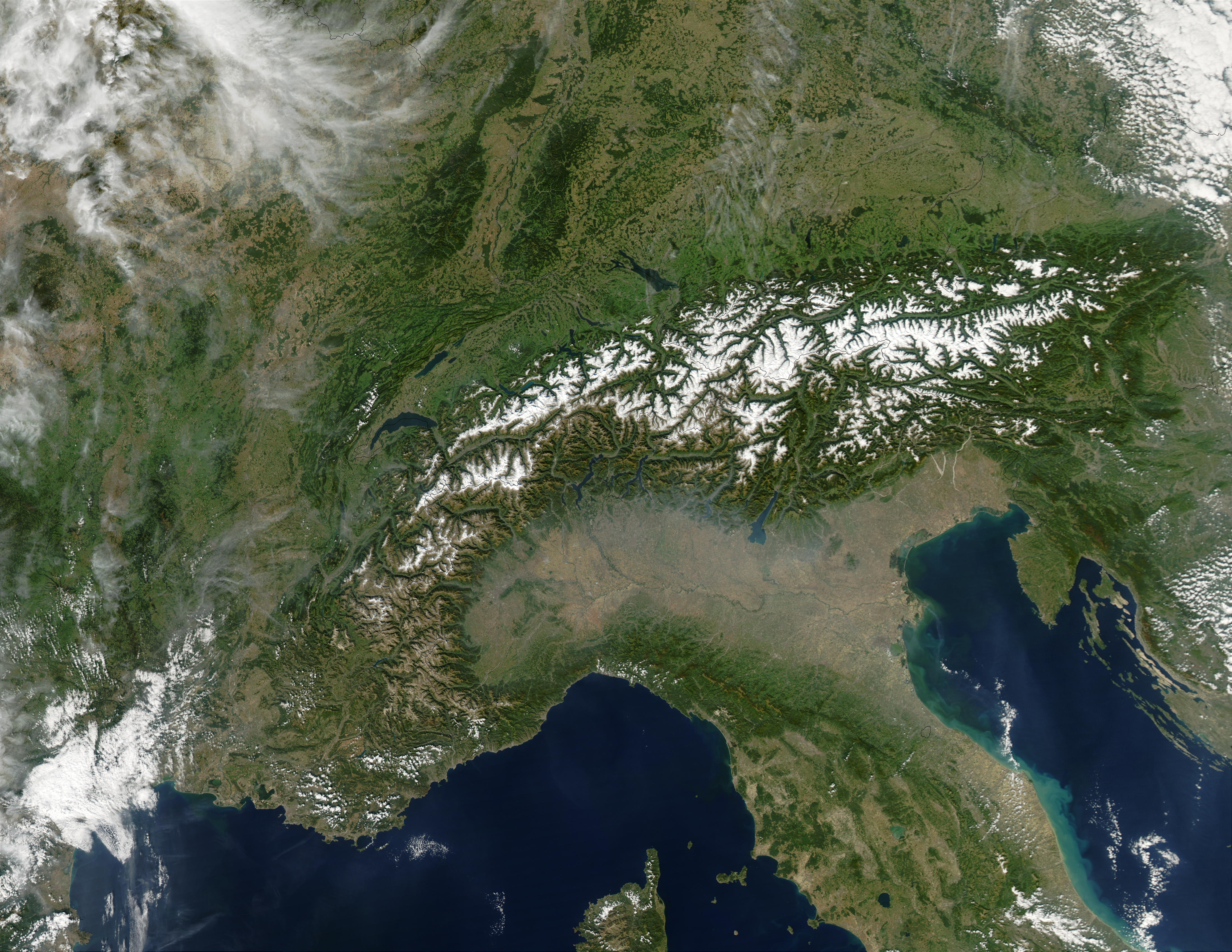 Núi Alps nhìn tự vệ tinh trải dài trên lãnh thổ 8 nước Nam Âu