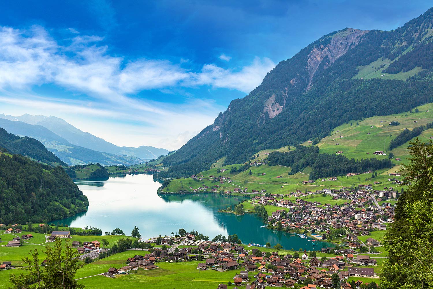 Những ngôi làng cổ thơ mộng nằm dưới thung lũng của dãy Alps